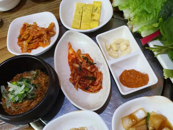 다양한 밑반찬과 쌈장, 강된장