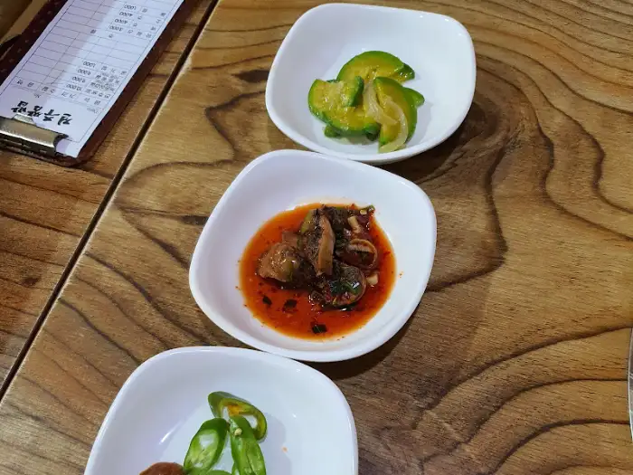 밑반찬으로 나온 멸치볶음과 장아찌