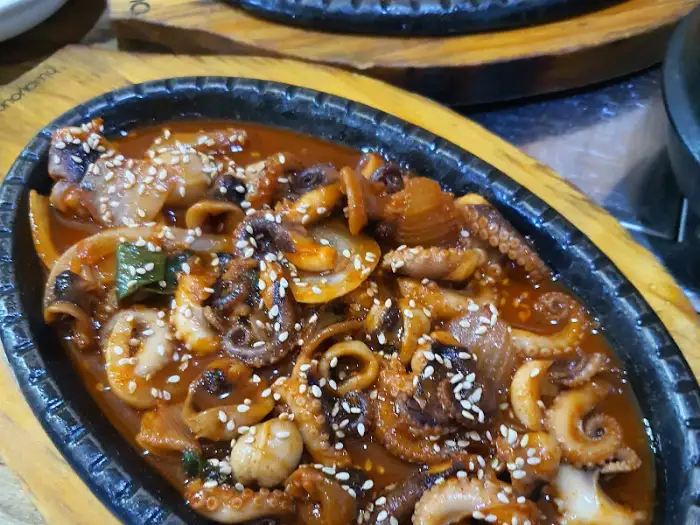 매콤하게 조리된 주꾸미 볶음