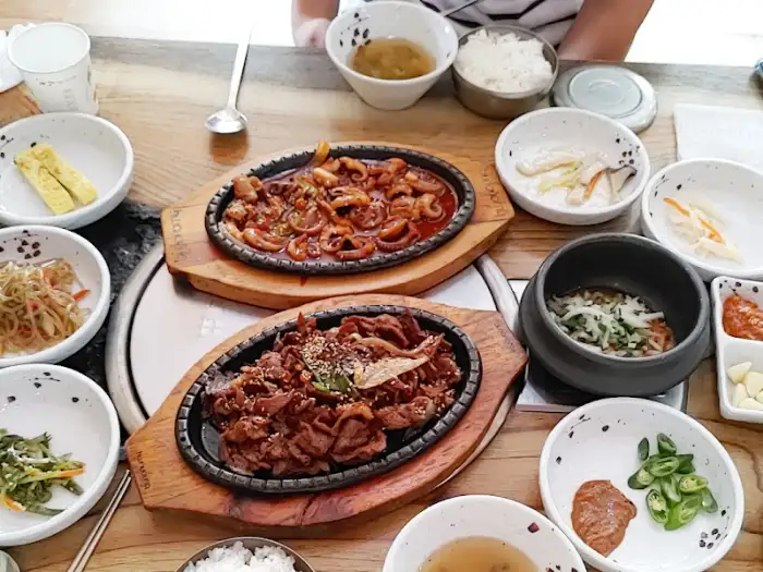 푸짐하게 차려진 쌈밥 한상차림