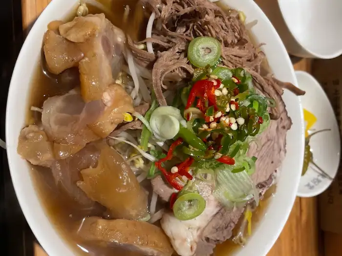 푸짐한 쌀국수 그릇 위에서 본 다양한 고기 종류
