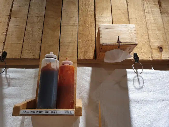 테이블 위의 핫소스와 해선장 병