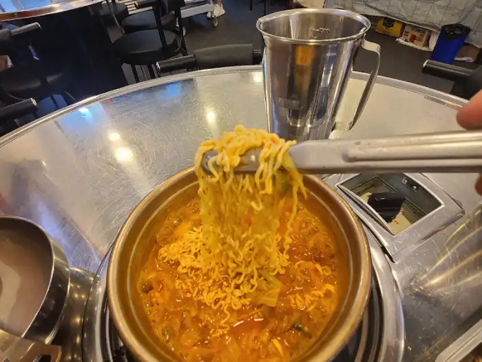 김치찌개에 라면 사리 추가