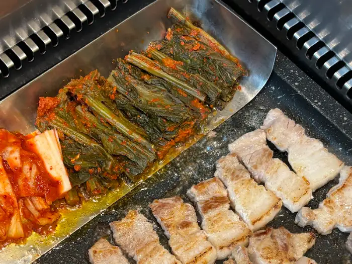 삼겹살과 함께 나온 갓김치와 김치