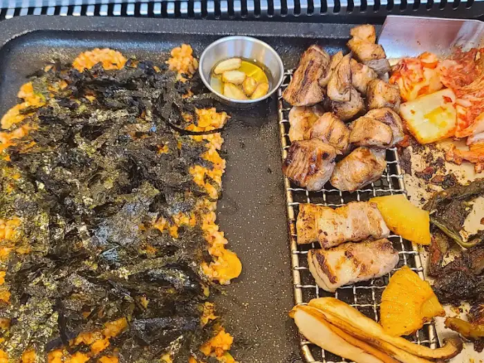 볶음밥과 삼겹살, 갓김치가 함께 나온 모습