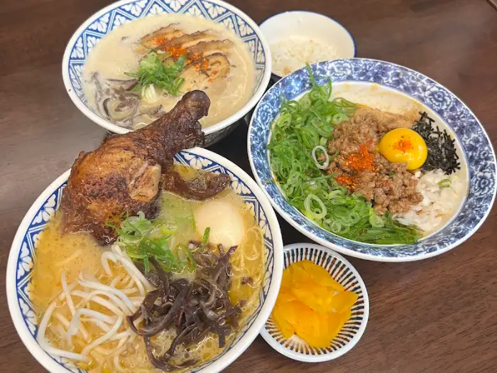 식탁 위에 놓인 라멘, 덮밥, 밥 등 다양한 음식들