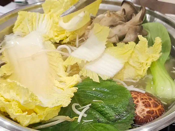 신선한 채소와 버섯이 담긴 냄비
