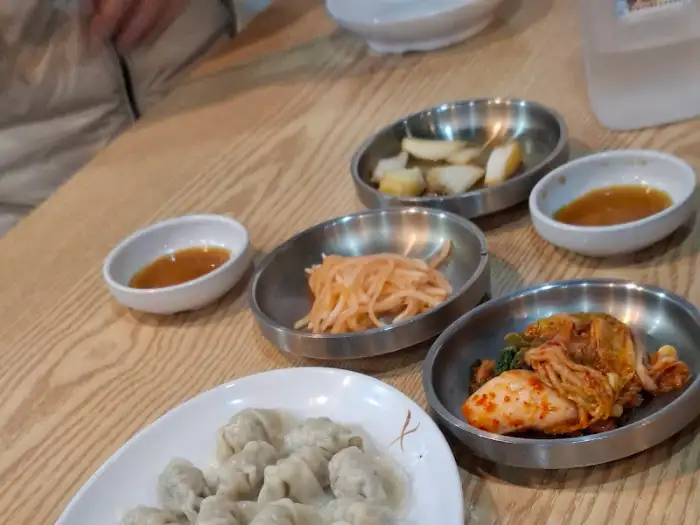 한 아이가 그린 그림으로 추정되는 귀여운 캐릭터 그림