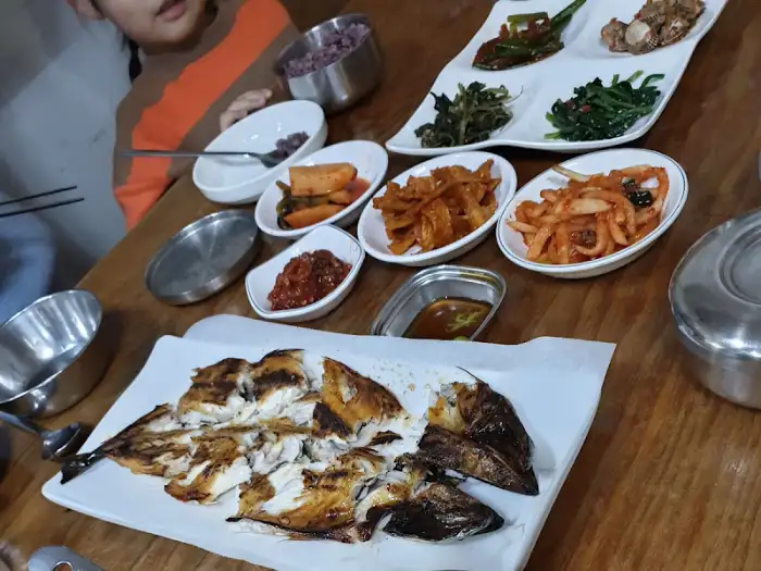 반건조 생선구이와 정갈한 반찬들