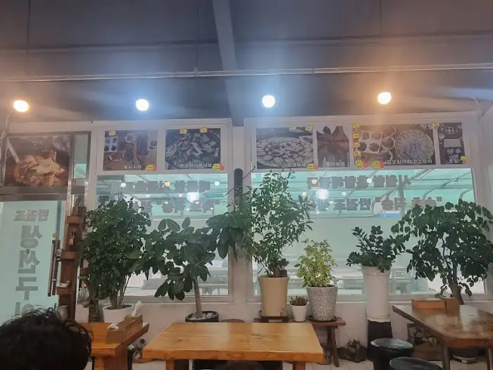 매장 내부 전경과 음식 사진