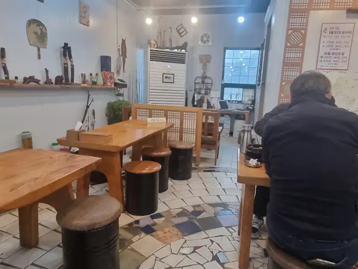 매장 내부의 테이블과 의자