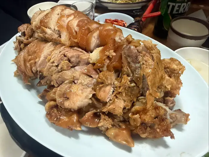 윤기 나는 족발 접시