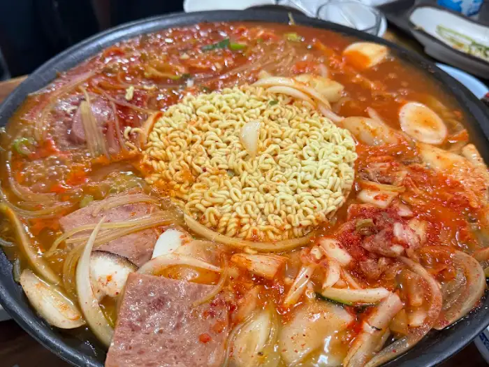 라면사리가 올라간 부대찌개 냄비