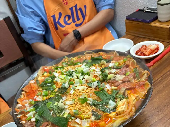 부대찌개가 완성된 모습