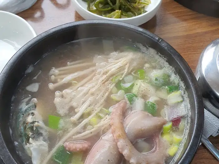 갈낙탕과 다양한 밑반찬이 함께 나온 상차림