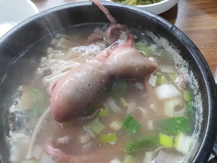 갈낙탕 뚝배기 안의 통통한 낙지