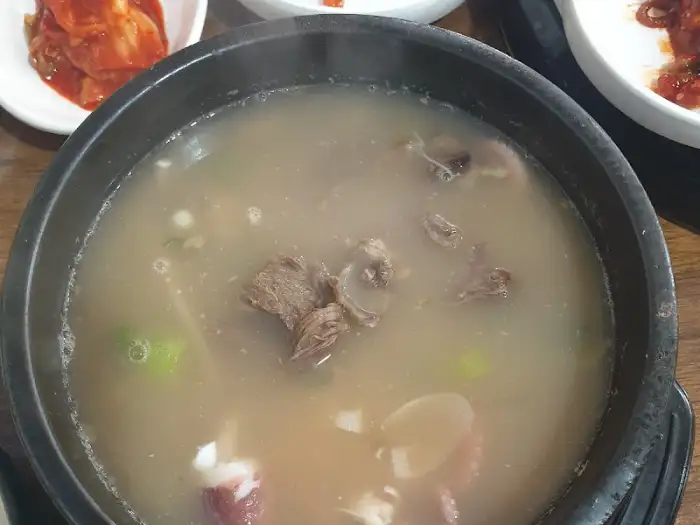 갈비가 들어있는 맑은 국물의 탕