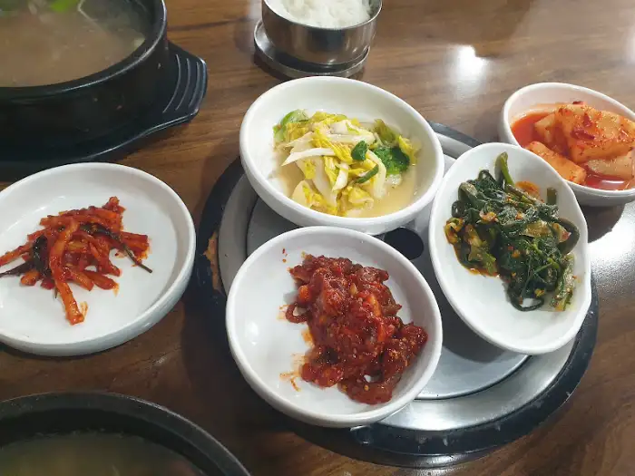 다양한 밑반찬이 담긴 그릇들