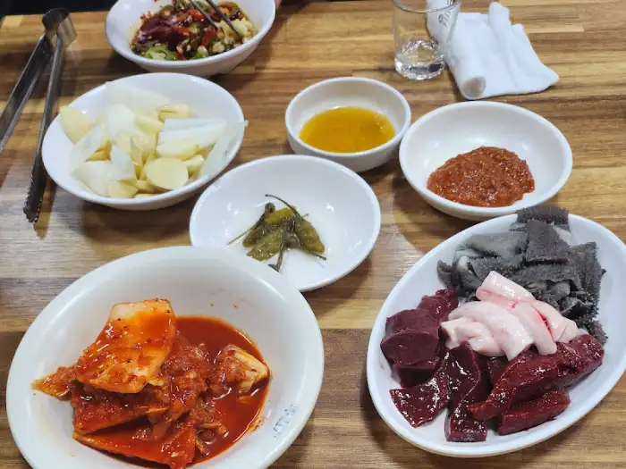 다양한 곁들임 찬과 소스