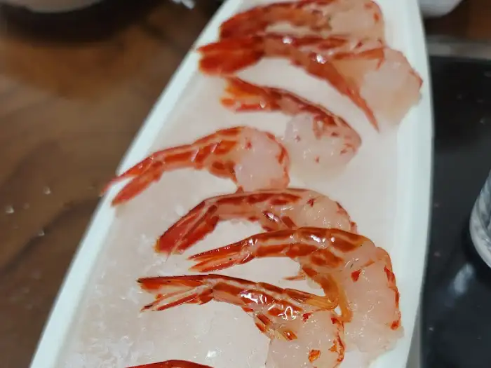 플레이팅된 꽃새우 사시미 클로즈업