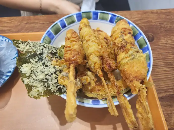 다양한 튀김 재료가 담긴 접시