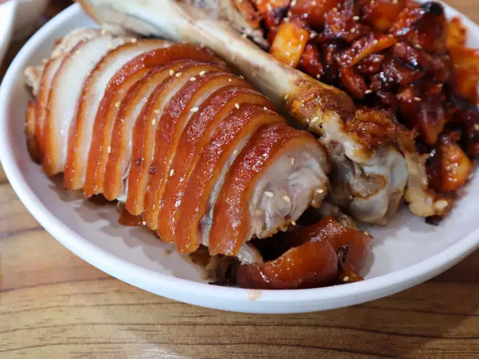 플레이팅된 족발과 불족발