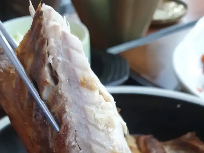 젓가락으로 집어 올린 생선살