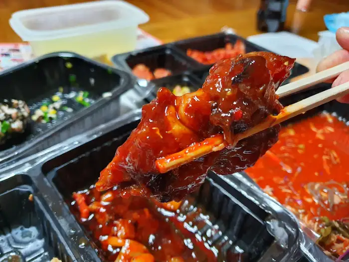 불족발 한 점을 집은 모습