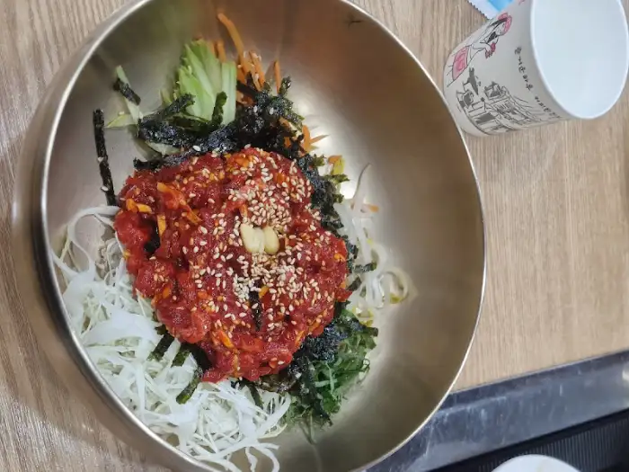 정갈하게 담긴 육회비빔밥