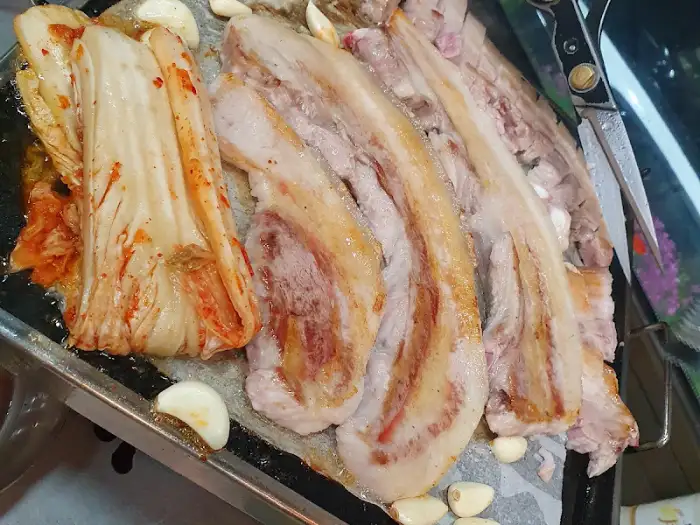 잘 익은 삼겹살과 묵은지, 곁들임 반찬