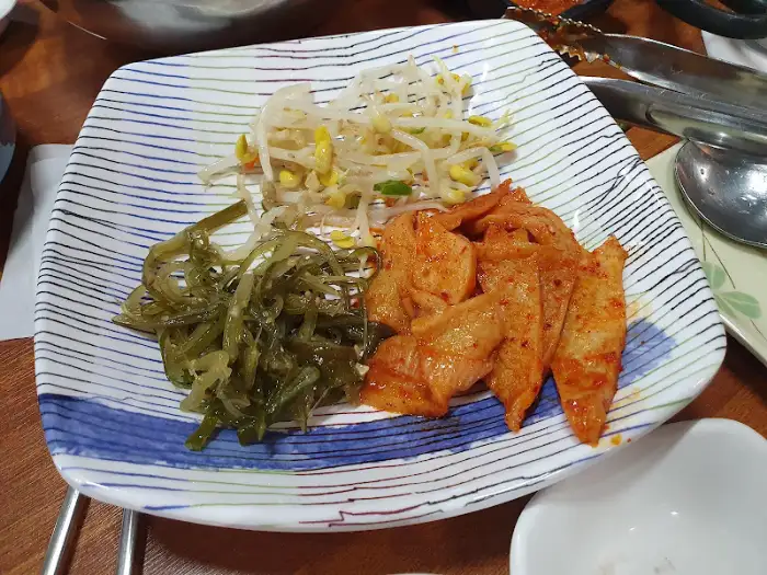 해초 무침, 콩나물 무침, 튀김으로 보이는 반찬