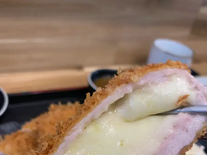 치즈 돈까스의 단면
