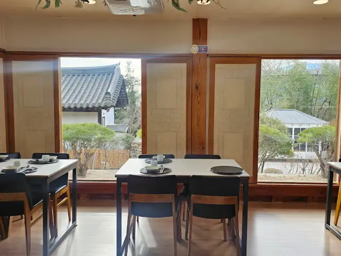 도동산방 내부 테이블