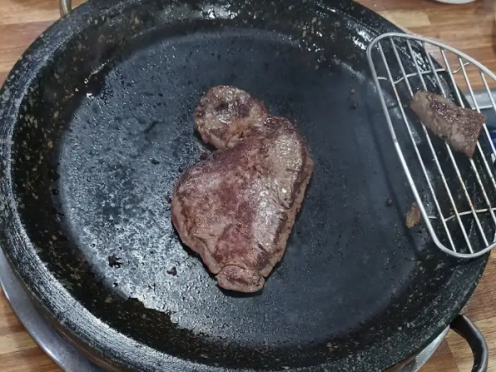 돌판 위에서 구워지는 스테이크