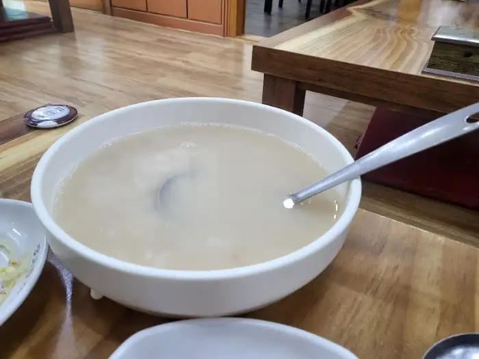숭늉이 담긴 넉넉한 그릇