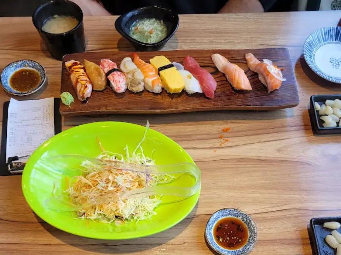 달콤한 맛의 스시와 함께 나온 우동