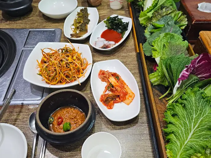 다양한 쌈 채소와 곁들임 반찬들