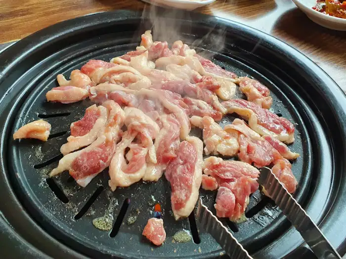 불판 위에서 익어가는 고기