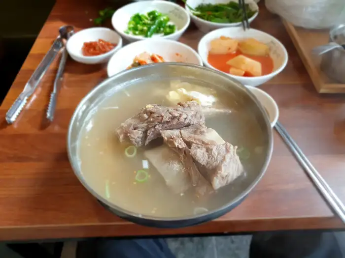 갈비탕 그릇의 윗부분