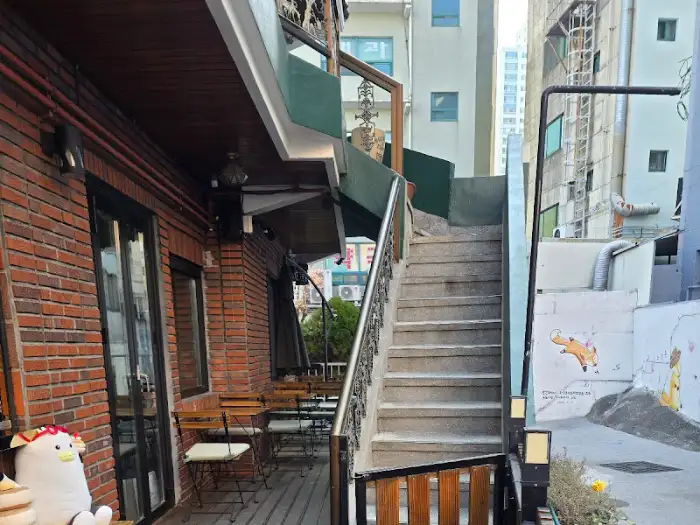 가게 내부 계단과 벽면의 그림들이 아기자기한 분위기를 더한다.