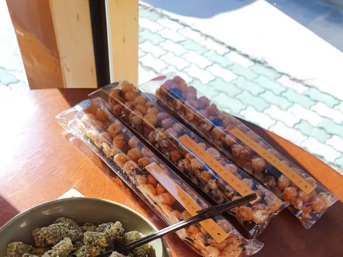 막대 형태의 떡 디저트