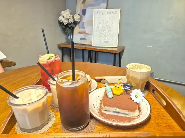 다양한 음료와 디저트가 놓인 트레이