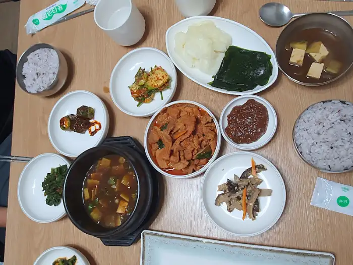 다양한 반찬이 차려진 밥상 풍경