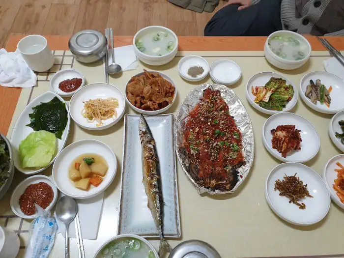 다양하게 차려진 밥상