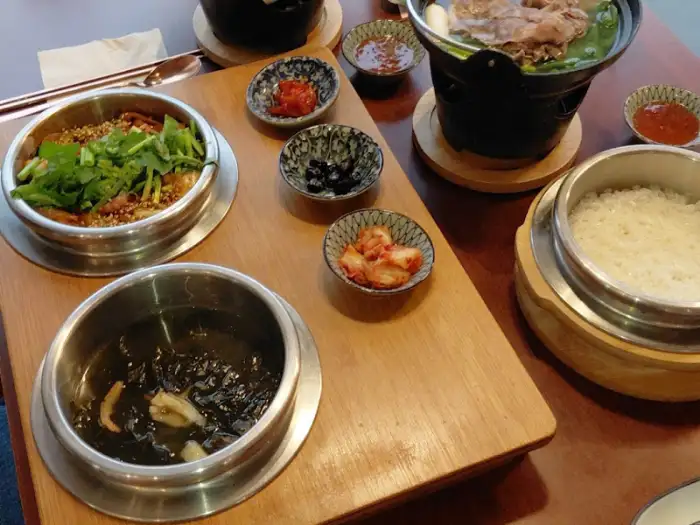 동파육 솥밥과 가지 솥밥