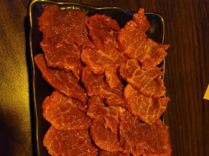 넓은 접시에 담긴 육사시미
