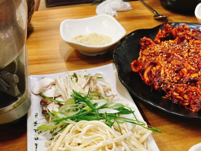 쭈꾸미볶음과 칼국수 재료