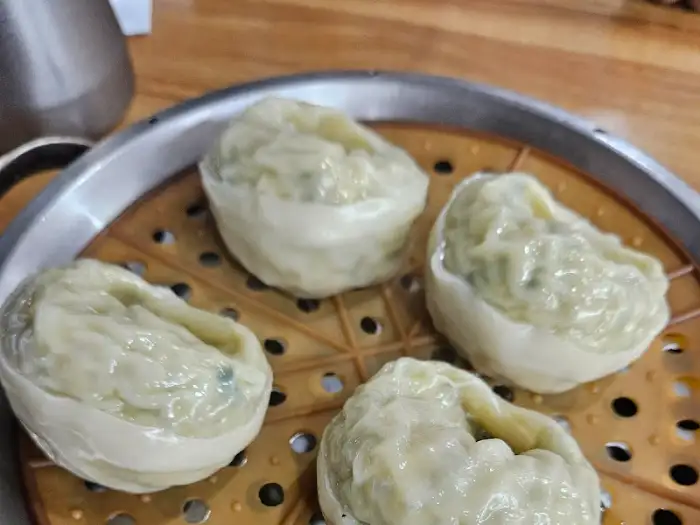 김이 솔솔 나는 찜기에 담긴 왕만두