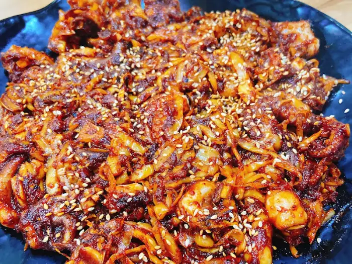 푸짐하게 담긴 쭈꾸미볶음
