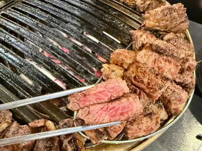그릴 위에서 맛있게 익어가는 우대갈비